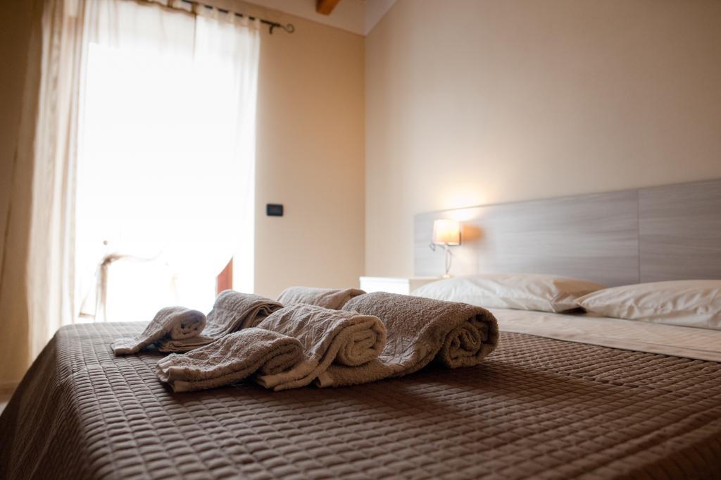Al Borgo Alloggi Desenzano del Garda Habitación foto
